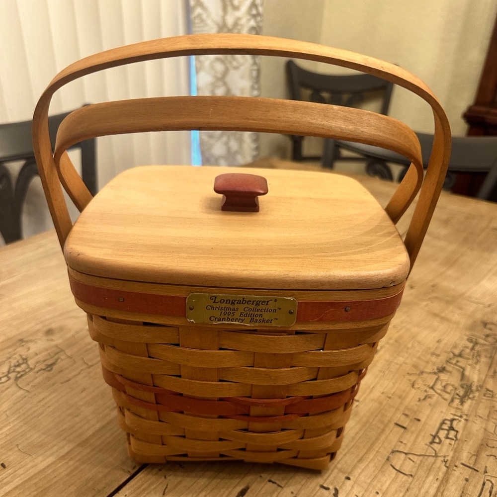 Longaberger Christmas Collection Cranberry Basket with Lid,plastic & cloth liner
